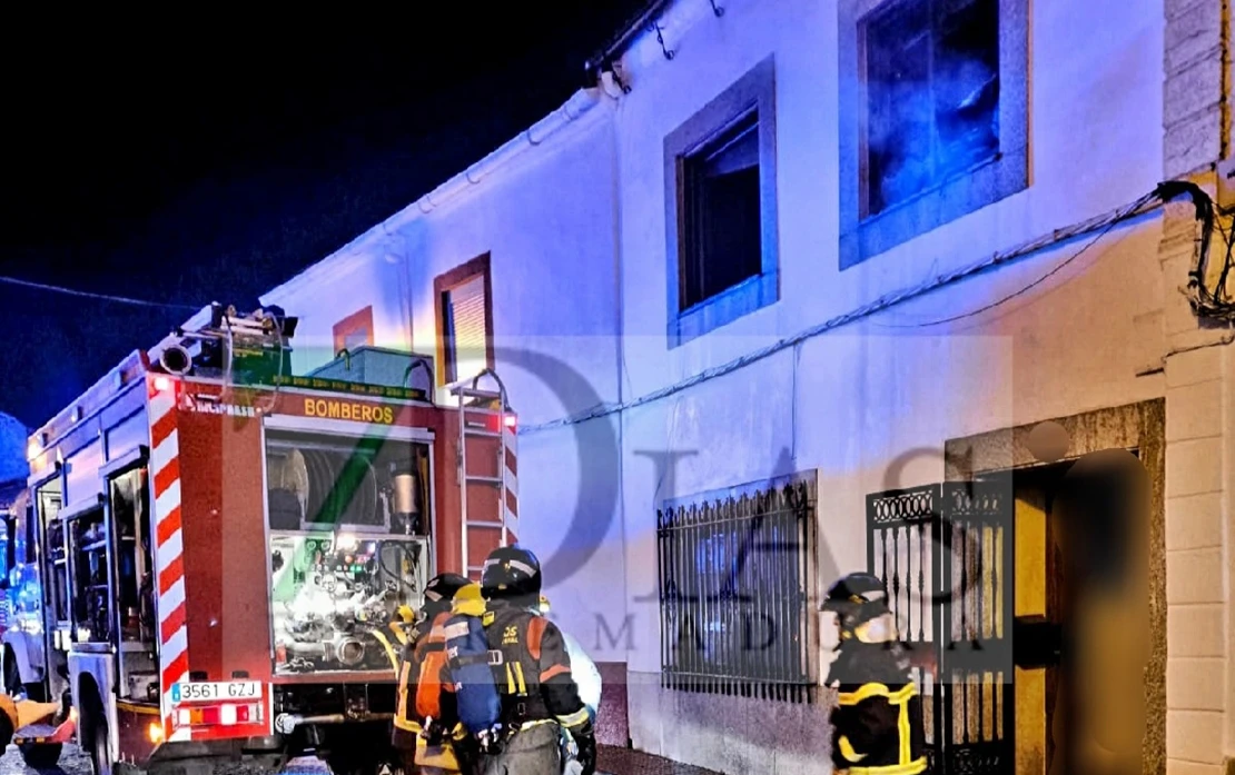 Un padre y sus dos hijos menores rescatados del incendio de su vivienda en San Vicente