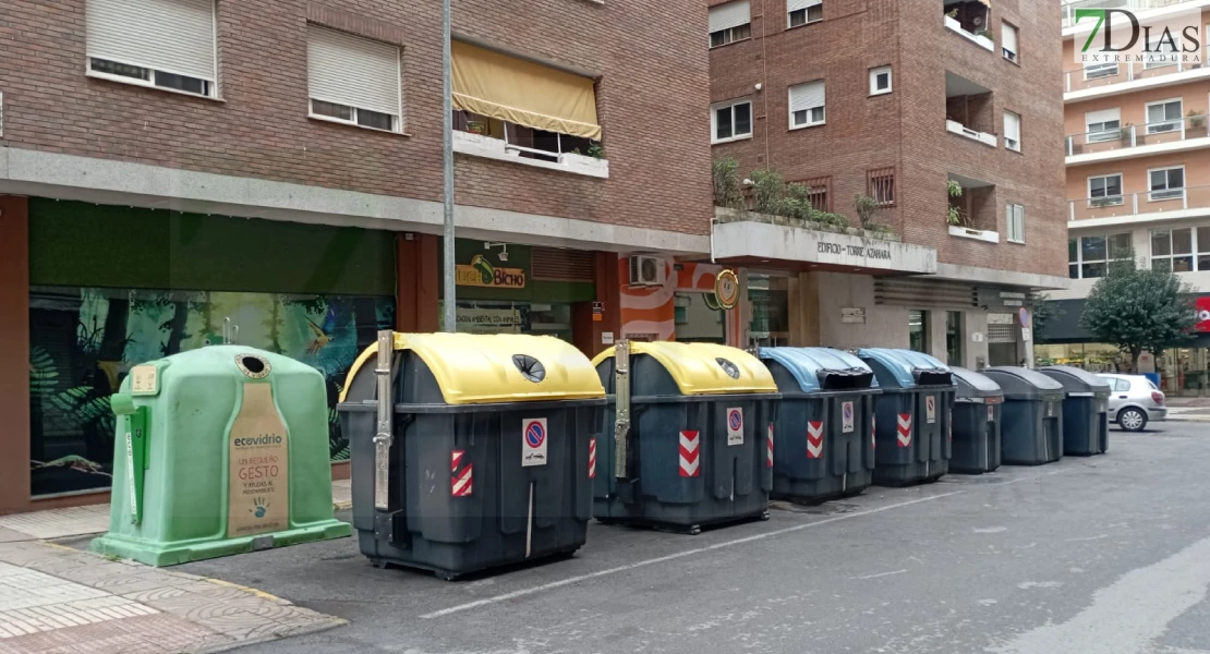 Vecinos de Badajoz piden mover los contenedores ante la acumulación de basura en su edificio