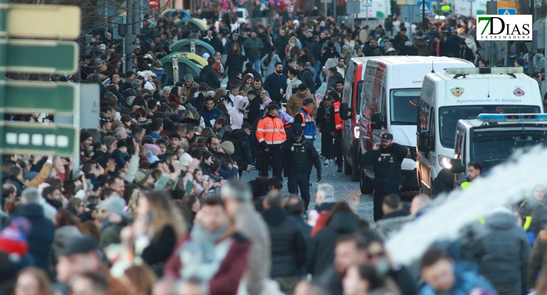 Miles de sonrisas reciben la cabalgata y a sus Reyes Magos en Badajoz