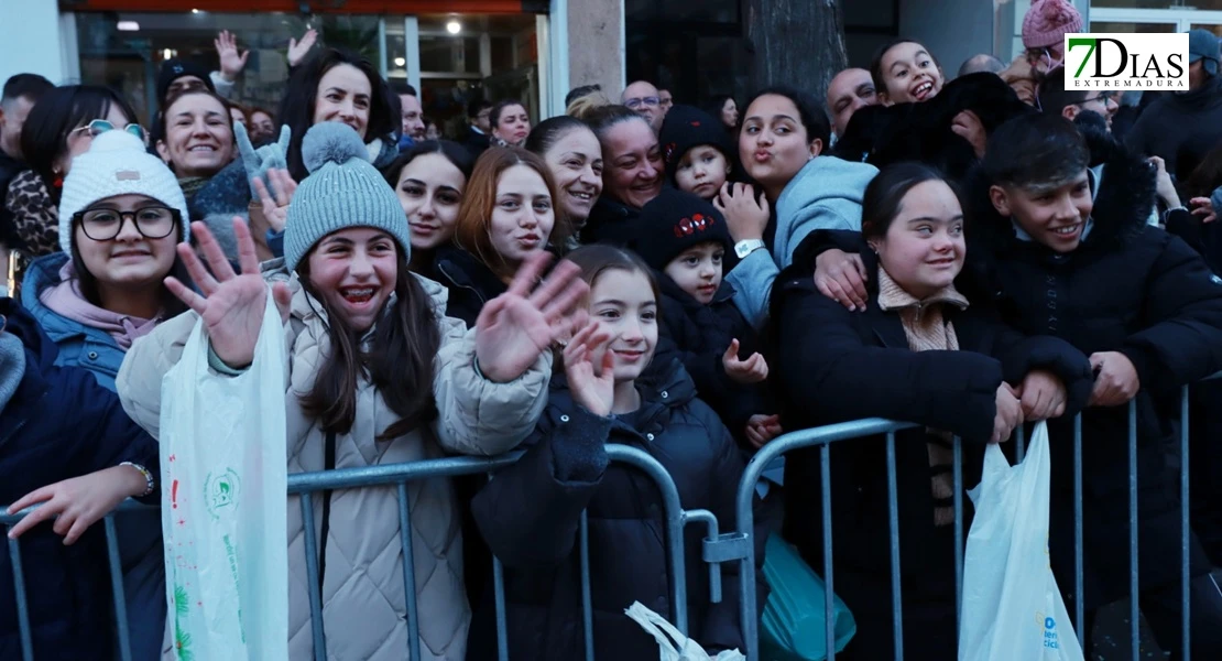Miles de sonrisas reciben la cabalgata y a sus Reyes Magos en Badajoz