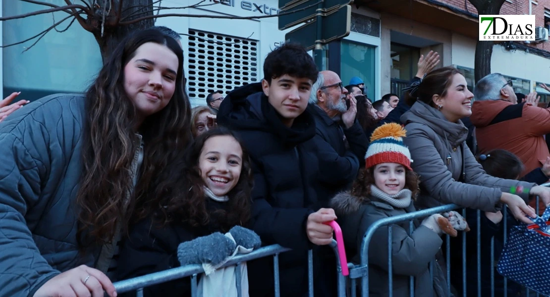 Miles de sonrisas reciben la cabalgata y a sus Reyes Magos en Badajoz