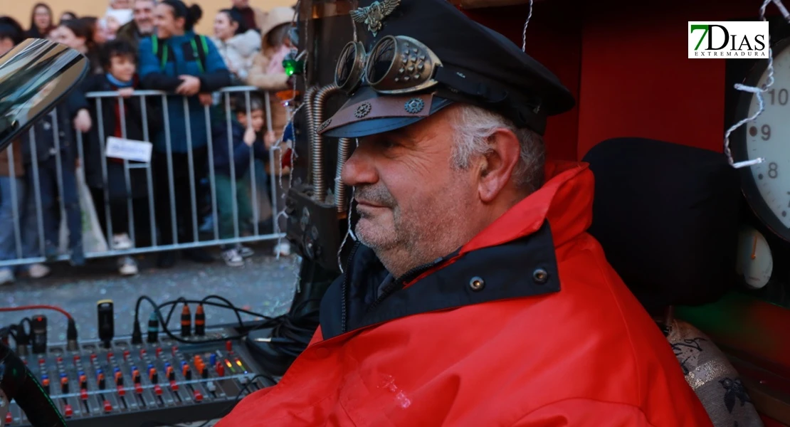 Miles de sonrisas reciben la cabalgata y a sus Reyes Magos en Badajoz