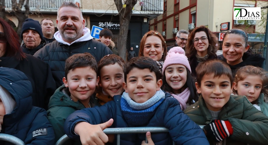 Miles de sonrisas reciben la cabalgata y a sus Reyes Magos en Badajoz