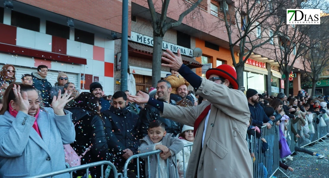 Miles de sonrisas reciben la cabalgata y a sus Reyes Magos en Badajoz