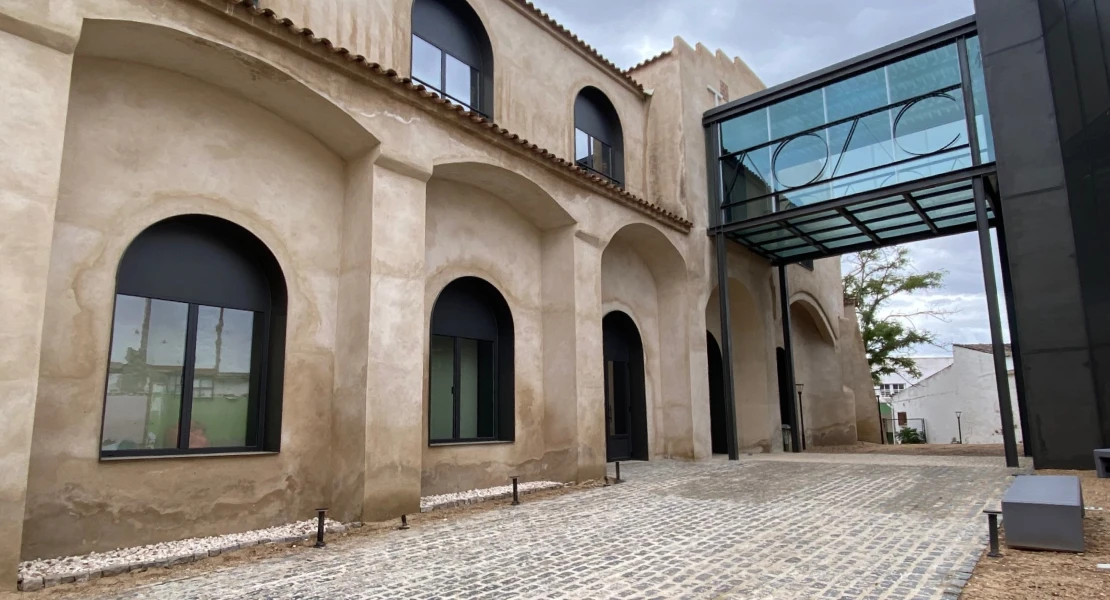 La Escuela Adelardo Covarsí a debate tras un año y medio cerrada