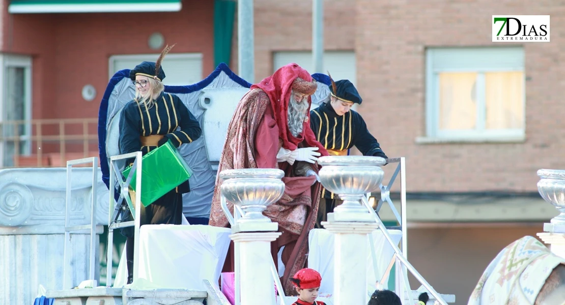 Miles de sonrisas reciben la cabalgata y a sus Reyes Magos en Badajoz