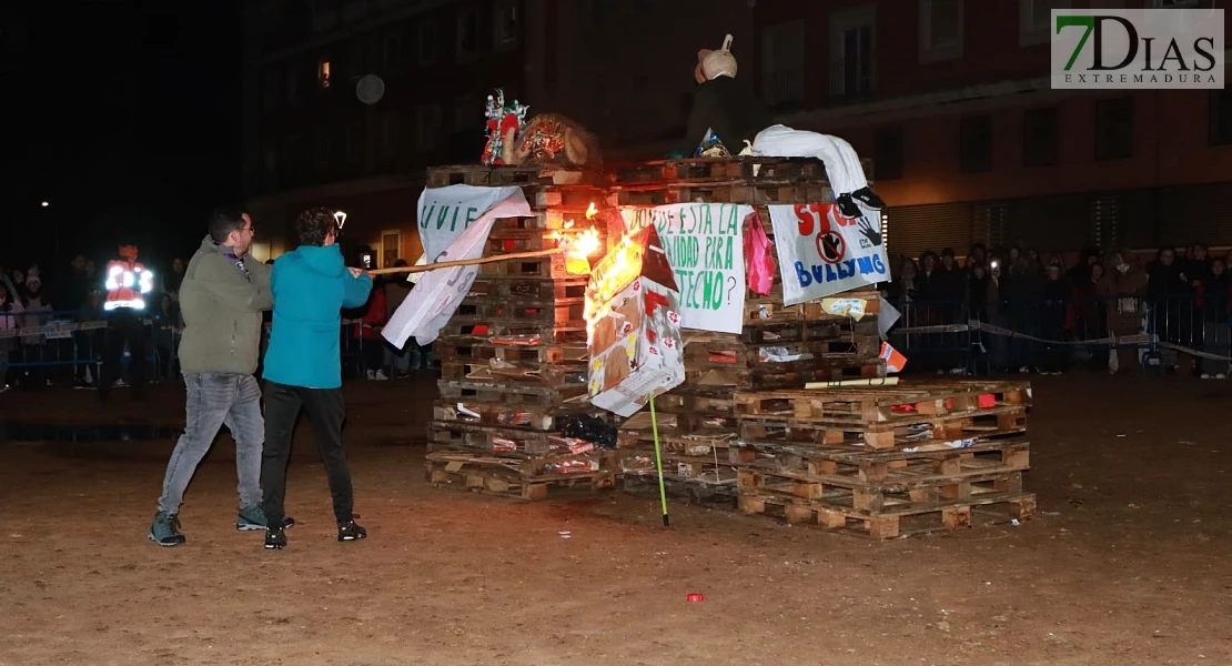Vecinos de la Margen Derecha de Badajoz queman lo malo del año en las Candelas