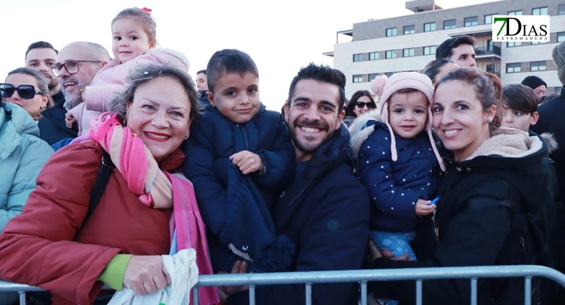 Miles de sonrisas reciben la cabalgata y a sus Reyes Magos en Badajoz