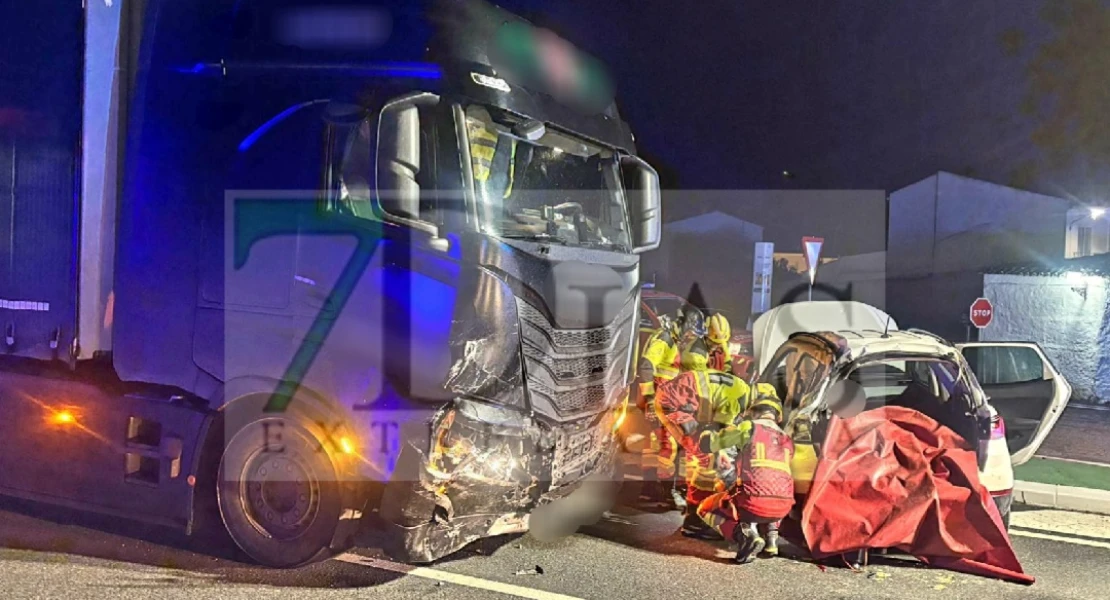 Grave accidente en la provincia de Badajoz: atrapado tras una colisión coche-camión
