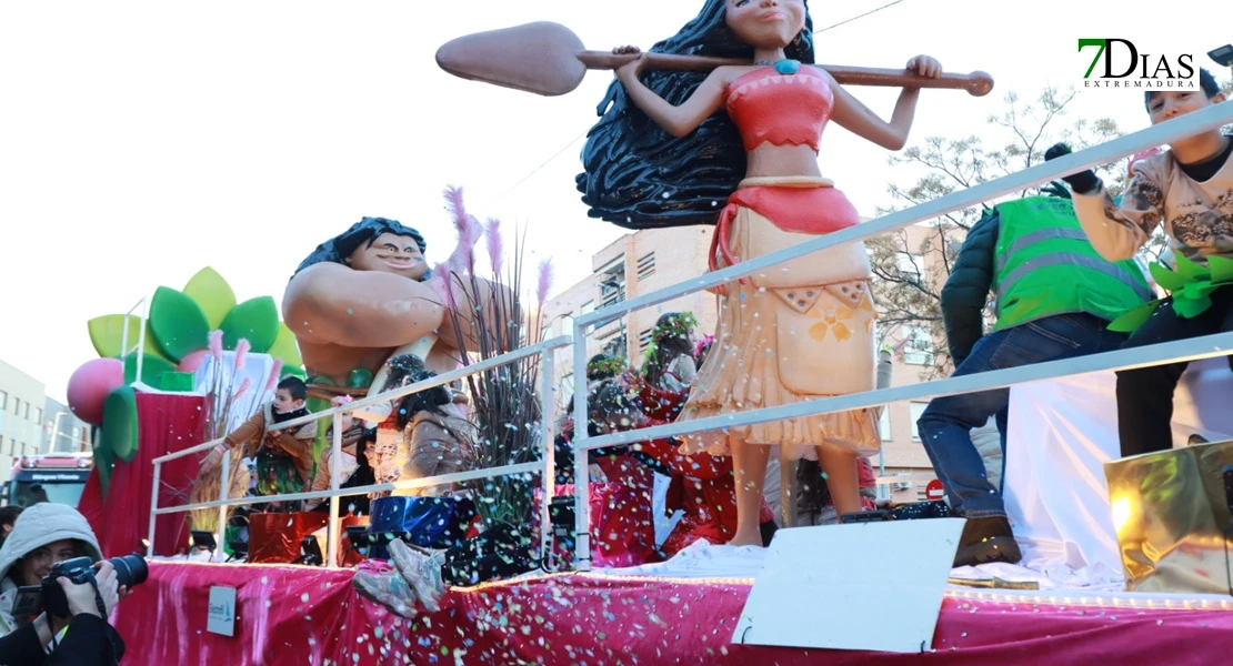 Miles de sonrisas reciben la cabalgata y a sus Reyes Magos en Badajoz