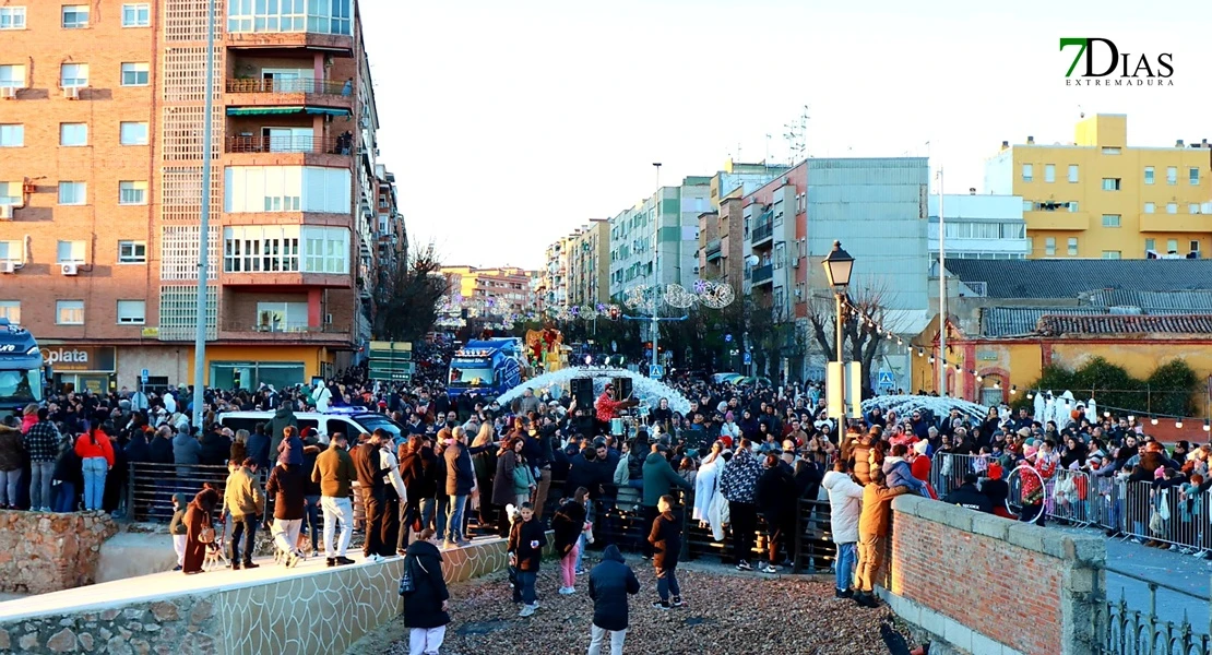 Miles de sonrisas reciben la cabalgata y a sus Reyes Magos en Badajoz