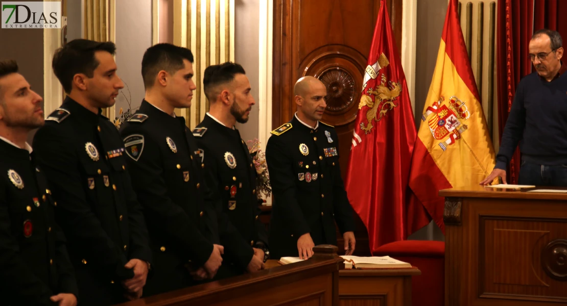 El cuerpo de la Policía Local de Badajoz cuenta con nuevos oficiales, inspector e intendente