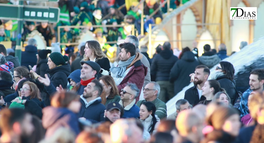 Miles de sonrisas reciben la cabalgata y a sus Reyes Magos en Badajoz