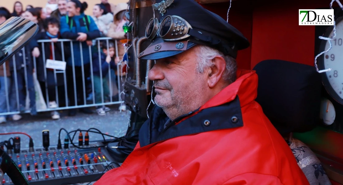 Miles de sonrisas reciben la cabalgata y a sus Reyes Magos en Badajoz