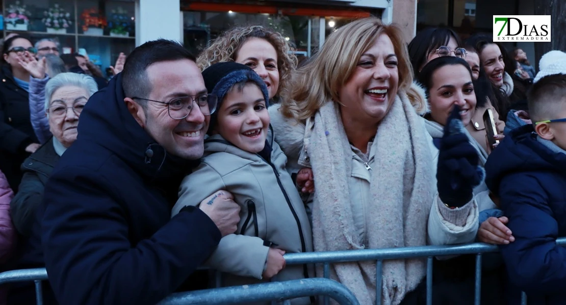 Miles de sonrisas reciben la cabalgata y a sus Reyes Magos en Badajoz