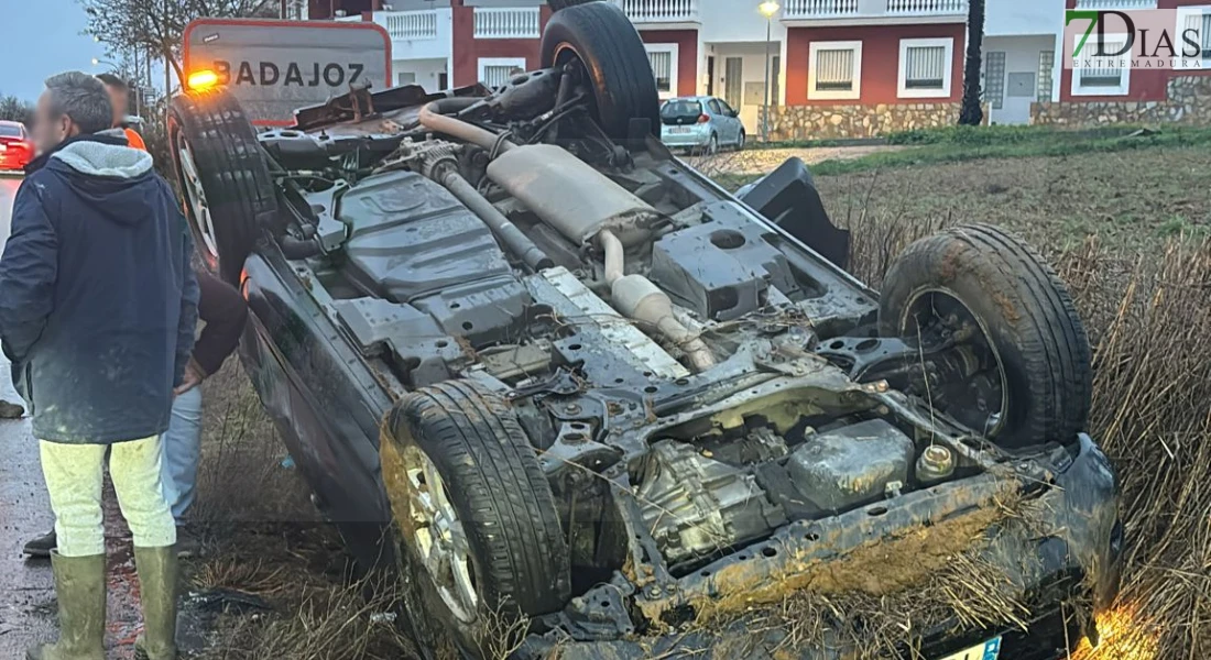 Un grave accidente a la salida de Badajoz deja una joven herida