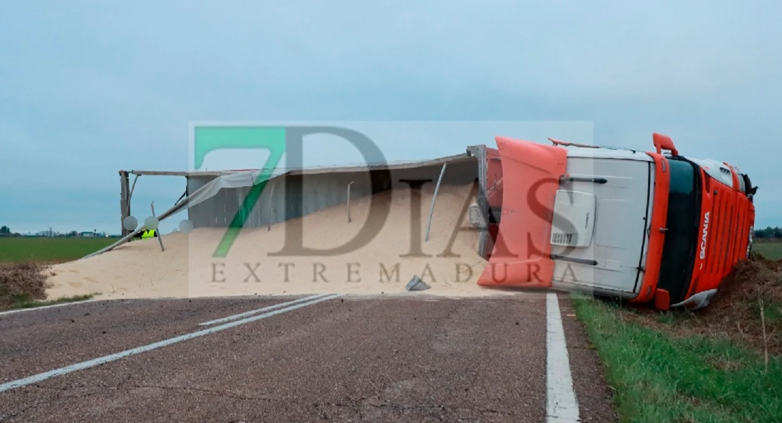 Cortada la EX-209 tras el grave accidente entre un tráiler y un turismo