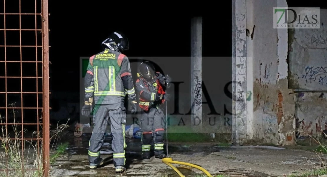 Amplio dispositivo para extinguir un incendio en Montijo