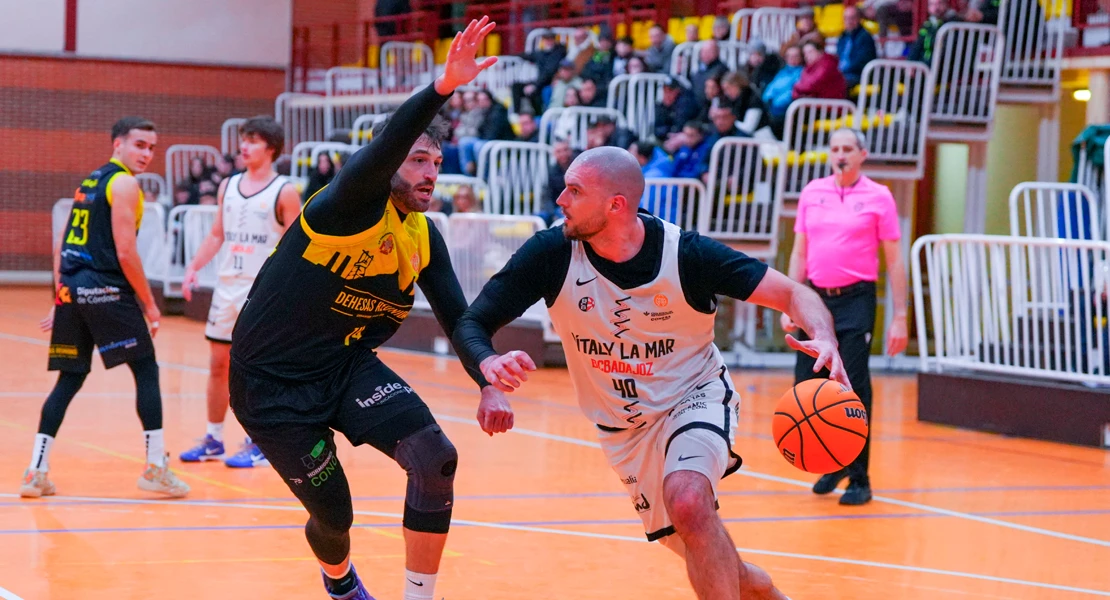 Los pacenses consiguieron vencer a un Peñarroya que peleó hasta el final