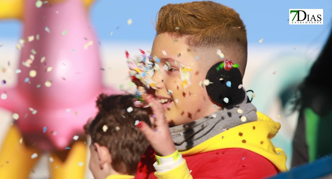 Miles de sonrisas reciben la cabalgata y a sus Reyes Magos en Badajoz