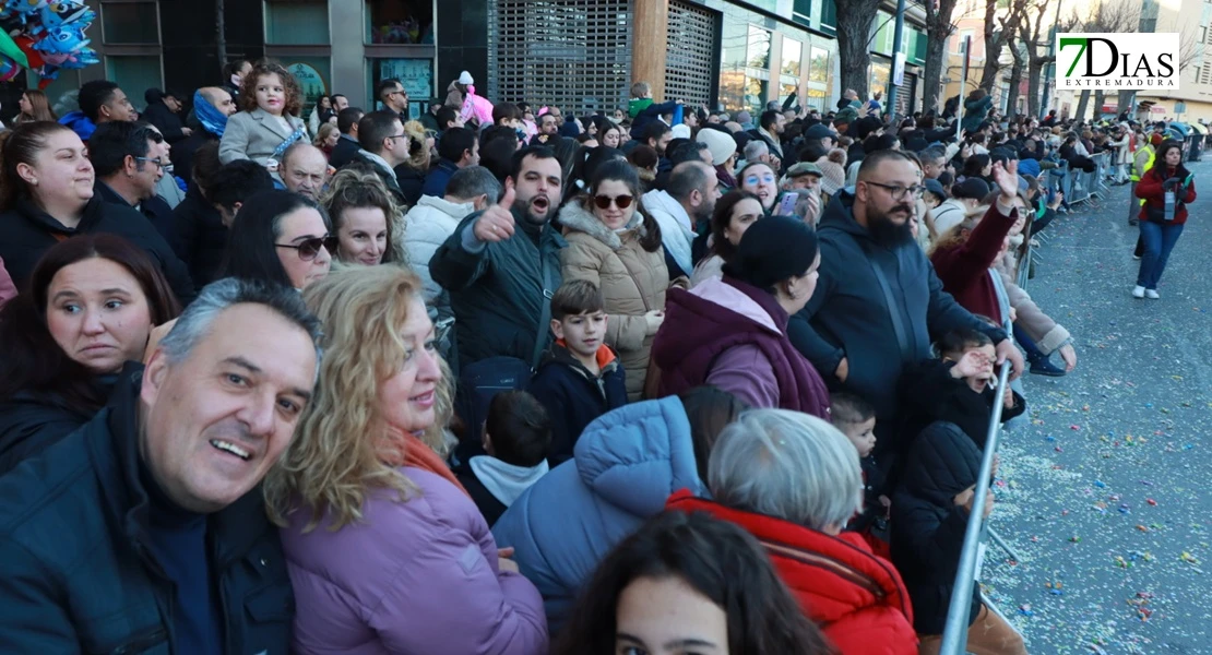 Miles de sonrisas reciben la cabalgata y a sus Reyes Magos en Badajoz