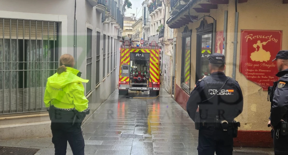 Una fuga de gas obliga a cortar una calle del centro de Badajoz tras el impacto de una furgoneta