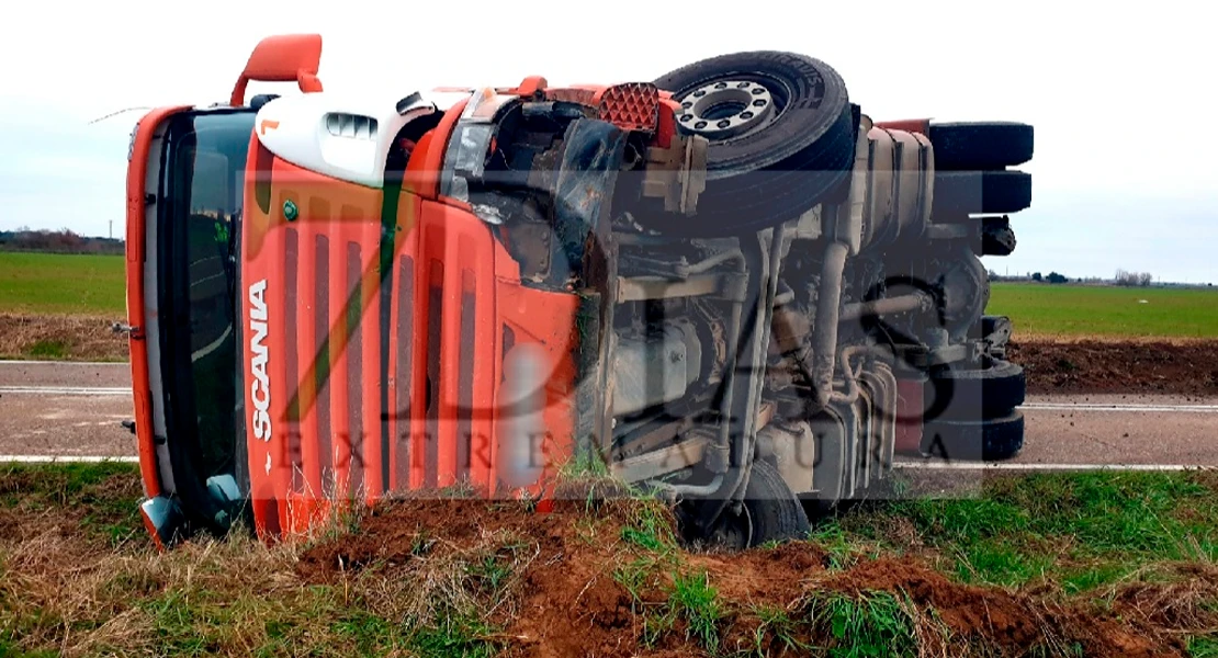 Cortada la EX-209 tras el grave accidente entre un tráiler y un turismo