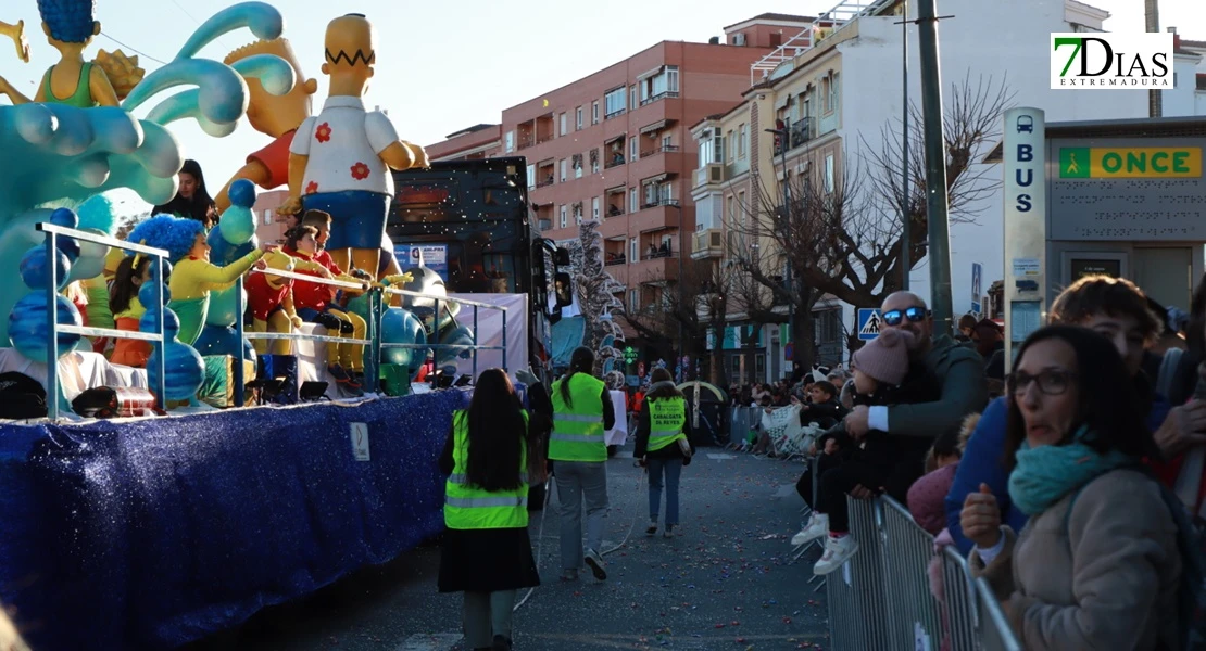 Miles de sonrisas reciben la cabalgata y a sus Reyes Magos en Badajoz