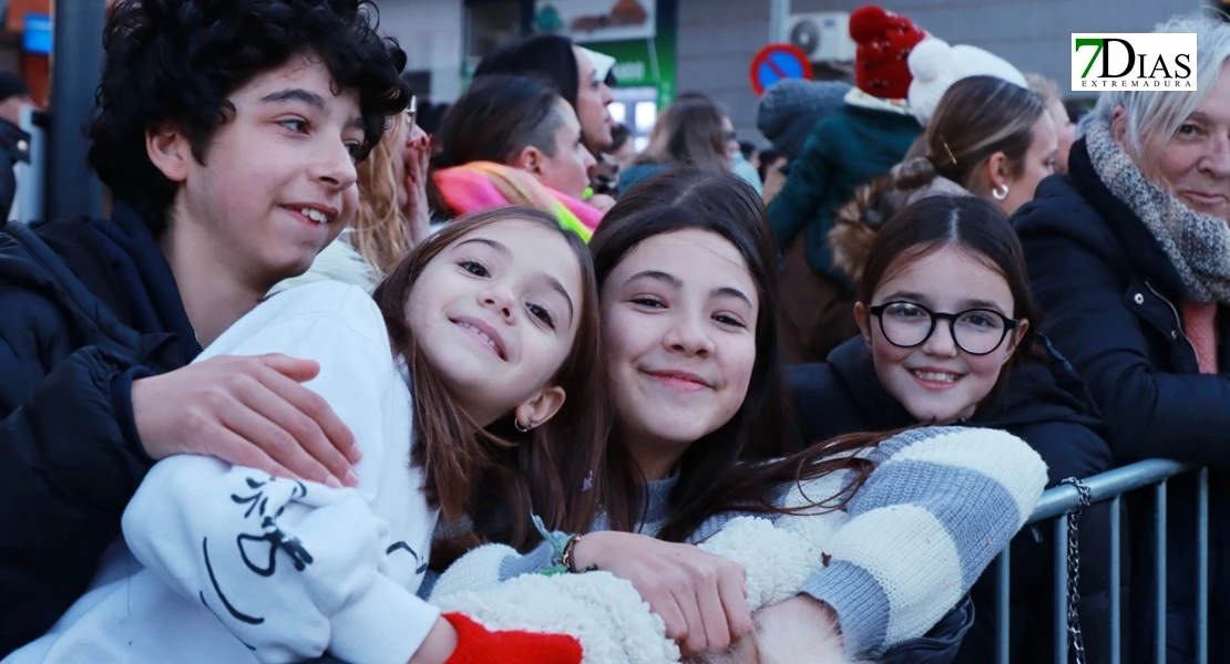 Miles de sonrisas reciben la cabalgata y a sus Reyes Magos en Badajoz
