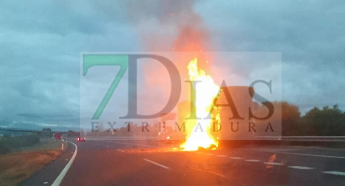 El incendio de un tráiler obliga a cortar carriles de la A-66 en Extremadura