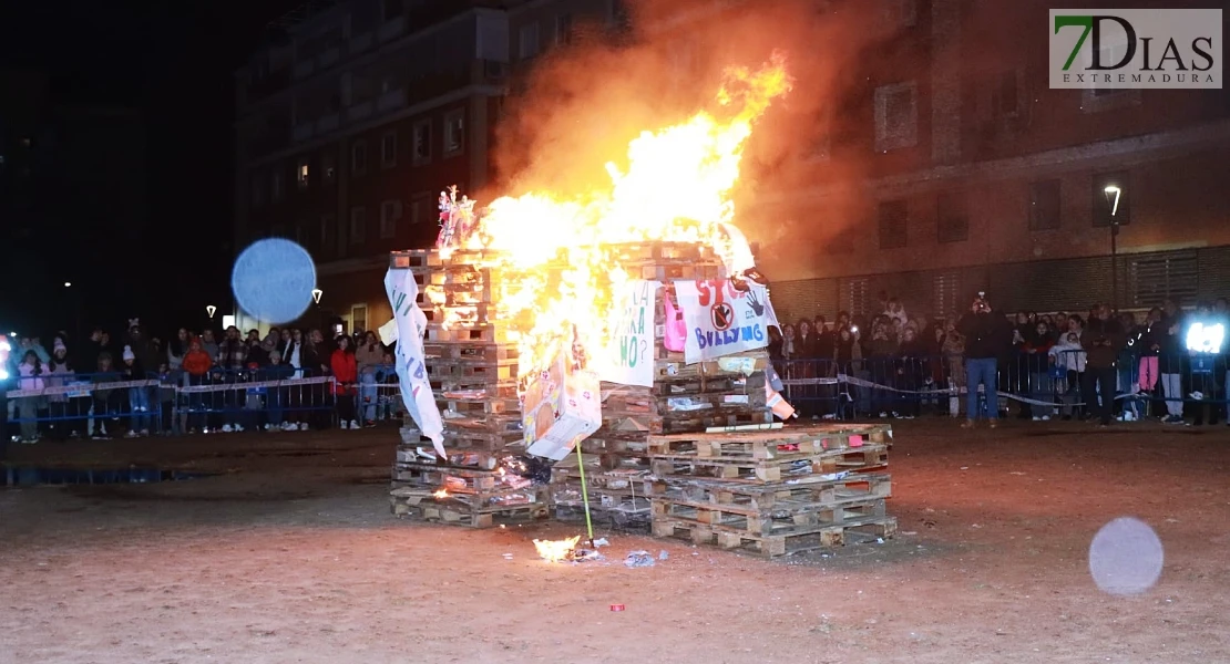Vecinos de la Margen Derecha de Badajoz queman lo malo del año en las Candelas