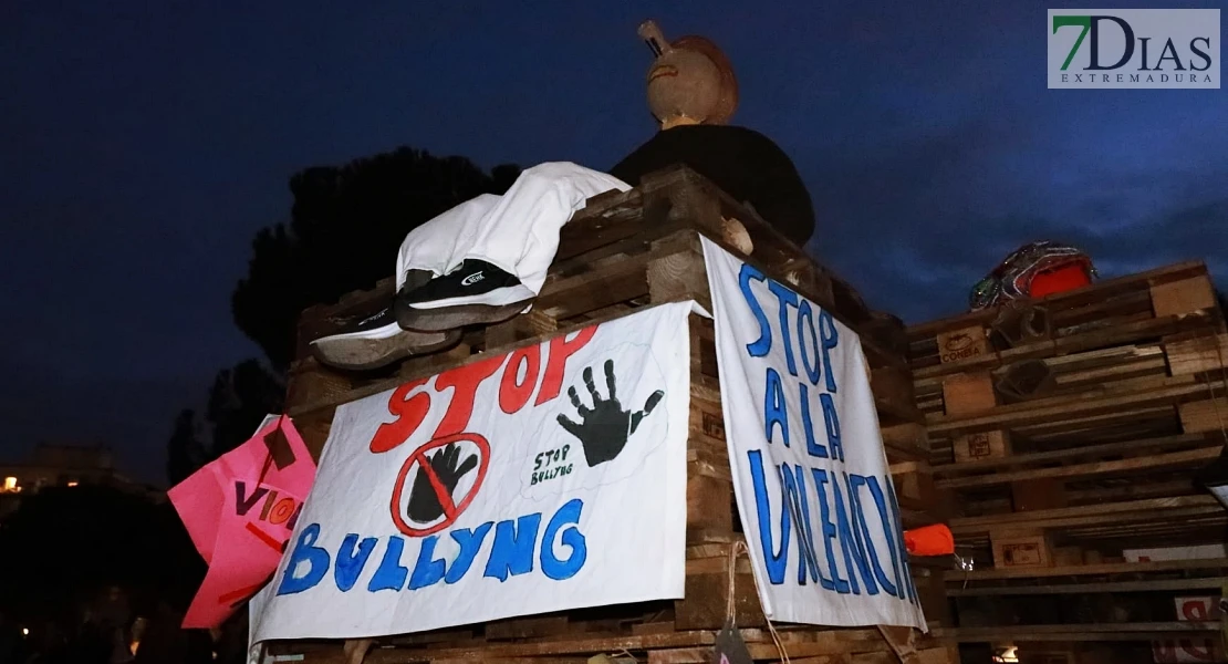 Vecinos de la Margen Derecha de Badajoz queman lo malo del año en las Candelas