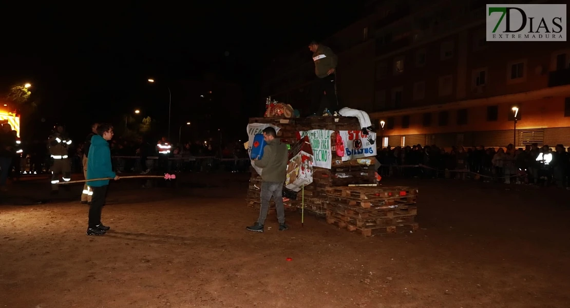Vecinos de la Margen Derecha de Badajoz queman lo malo del año en las Candelas
