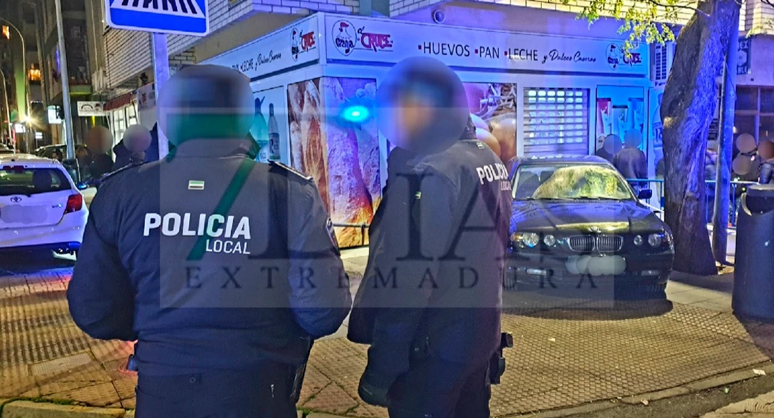 Un BMW se empotra contra una un establecimiento en Badajoz tras la Cabalgata de Reyes