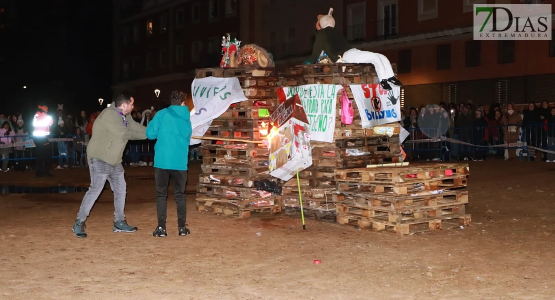 Vecinos de la Margen Derecha de Badajoz queman lo malo del año en las Candelas