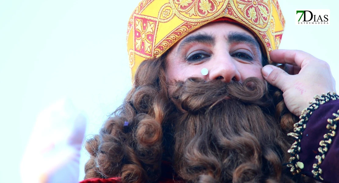 Miles de sonrisas reciben la cabalgata y a sus Reyes Magos en Badajoz