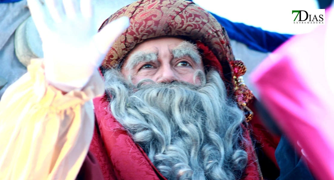 Miles de sonrisas reciben la cabalgata y a sus Reyes Magos en Badajoz