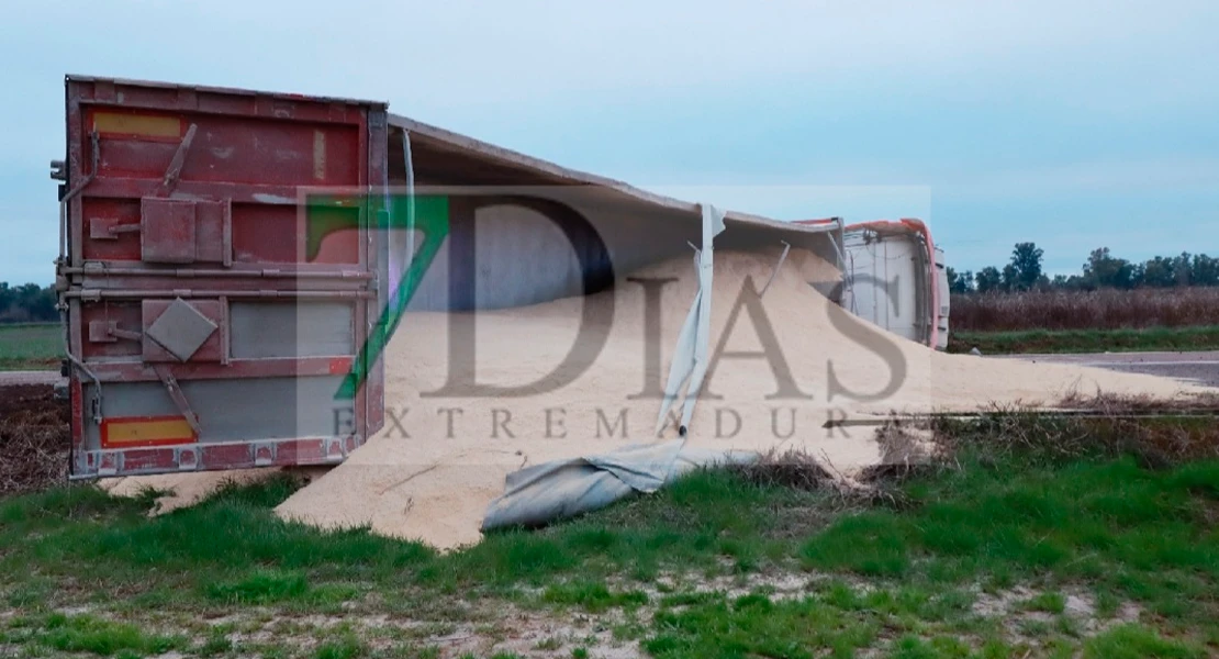 Cortada la EX-209 tras el grave accidente entre un tráiler y un turismo