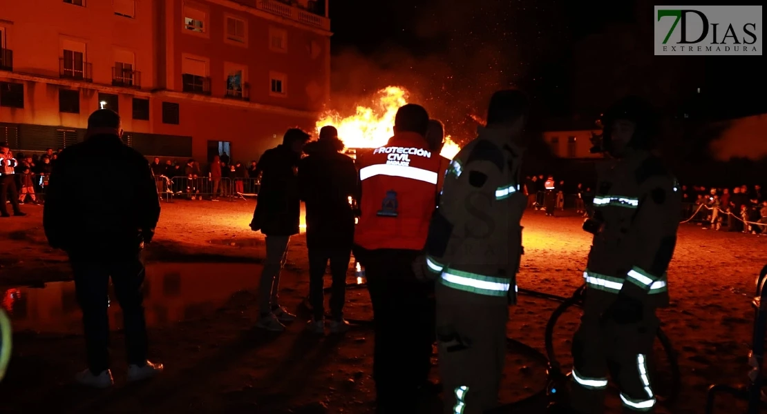 Vecinos de la Margen Derecha de Badajoz queman lo malo del año en las Candelas
