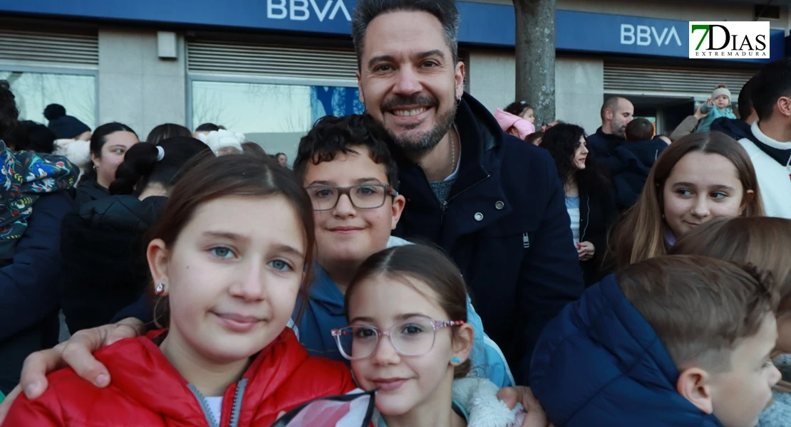 Miles de sonrisas reciben la cabalgata y a sus Reyes Magos en Badajoz