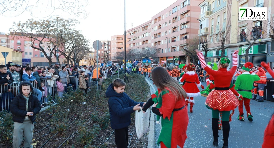 Miles de sonrisas reciben la cabalgata y a sus Reyes Magos en Badajoz