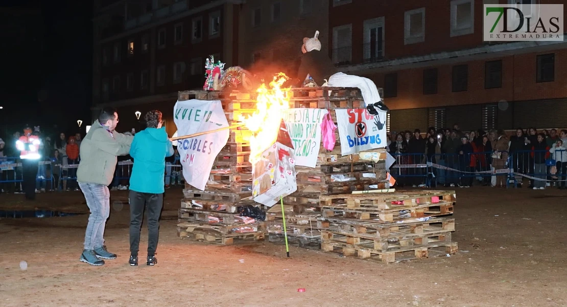 Vecinos de la Margen Derecha de Badajoz queman lo malo del año en las Candelas