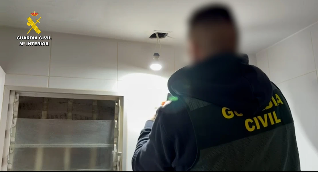 Detienen a un hombre por espiar a clientes con cámaras ocultas en los aseos de su bar