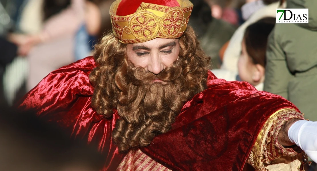 Miles de sonrisas reciben la cabalgata y a sus Reyes Magos en Badajoz