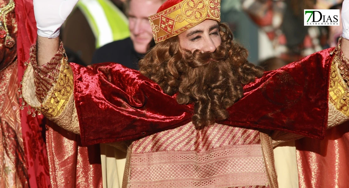 Miles de sonrisas reciben la cabalgata y a sus Reyes Magos en Badajoz