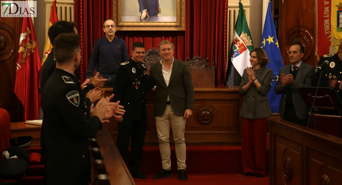 El cuerpo de la Policía Local de Badajoz cuenta con nuevos oficiales, inspector e intendente