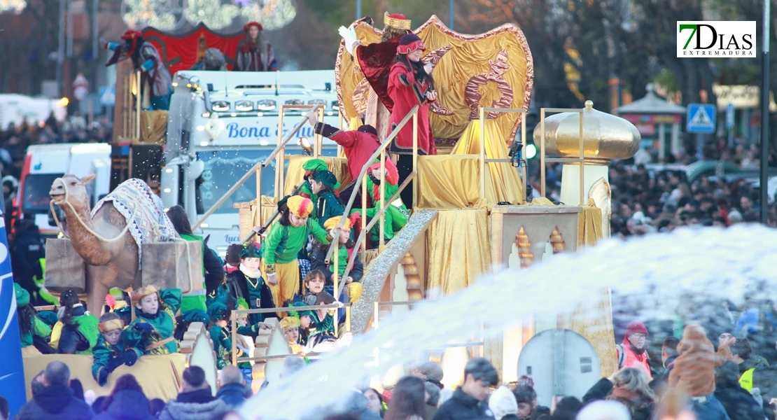 Miles de sonrisas reciben la cabalgata y a sus Reyes Magos en Badajoz