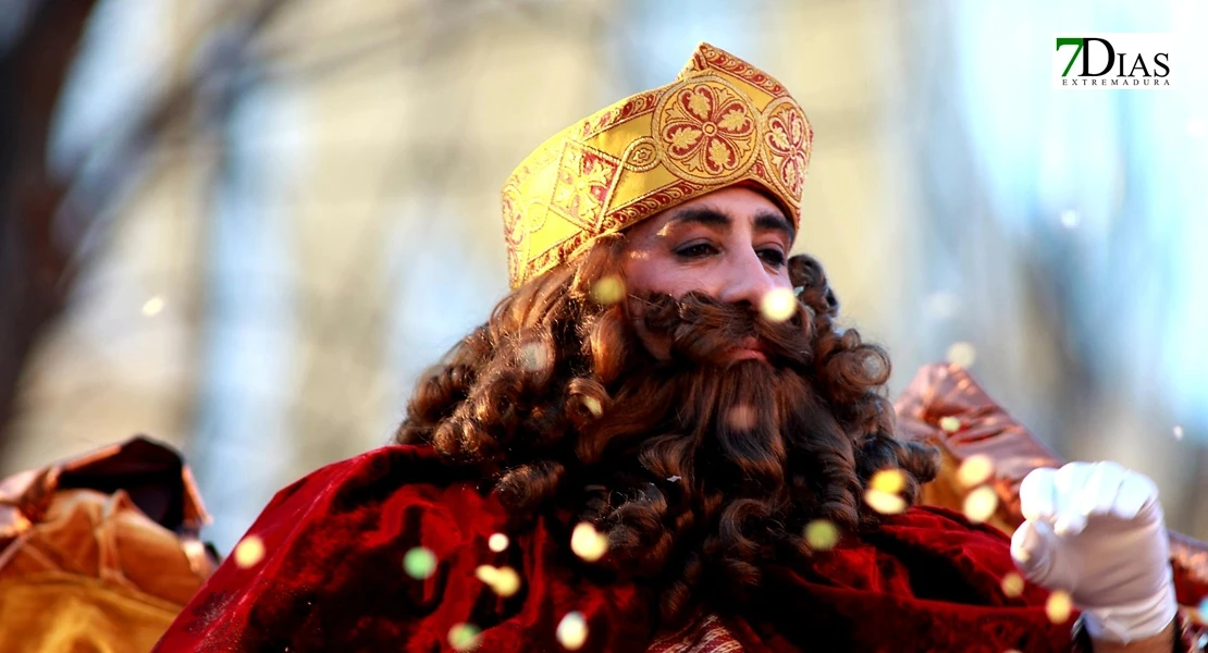 Miles de sonrisas reciben la cabalgata y a sus Reyes Magos en Badajoz
