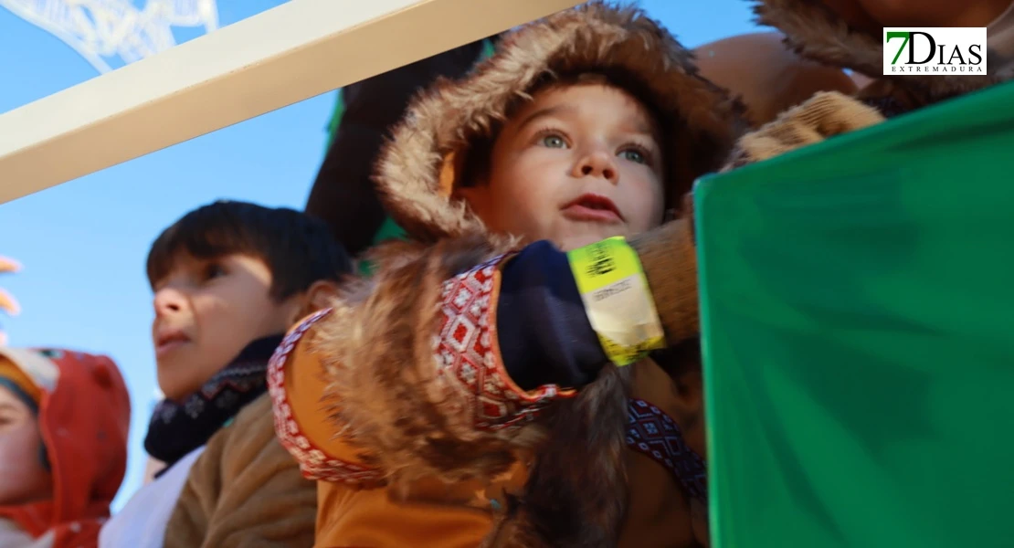 Miles de sonrisas reciben la cabalgata y a sus Reyes Magos en Badajoz