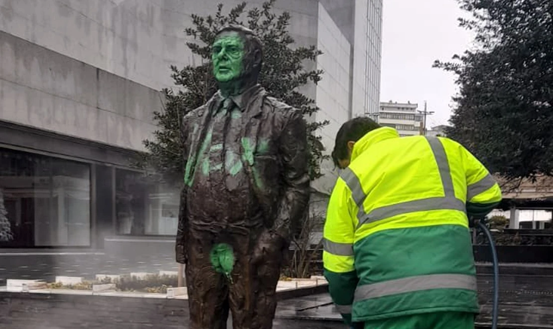 Realizan pintadas de VOX en la estatua de Celdrán en Badajoz